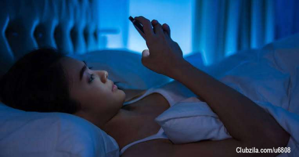 Kuna mambo kadhaa muhimu ya kufanya kabla ya kulala ili kuhakikisha unapata usingizi bora na kuimarisha afya yako kwa jumla. Hapa kuna baadhi ya vitu vya kuzingatia:

1. **Epuka kula chakula kizito**: Kula chakula kizito au vyakula vyenye mafuta mengi kabla ya kulala inaweza kuzuia mchakato wa usagaji chakula na kusababisha kikwazo kwa usingizi.

2. **Zima vifaa vya elektroniki**: Epuka kutumia simu, kompyuta au televisheni angalau masaa 30 hadi 60 kabla ya kulala. Hii inasaidia kupunguza mfiduo wa mwanga wa buluu ambao unaweza kuathiri mzunguko wako wa usingizi.

3. **Fanya mazoezi ya mwili**: Mazoezi ya mwili yanasaidia kupunguza msongo na kuboresha usingizi. Hata hivyo, hakikisha kwamba hujafanywa mazoezi magumu sana karibu na wakati wa kulala.

4. **Jenga utaratibu wa usingizi**: Kuwa na ratiba thabiti ya kulala na kuamka kila siku husaidia kuimarisha mzunguko wa usingizi na kuongeza ubora wa usingizi.

5. **Chumba cha kulala kisafi na tulivu**: Hakikisha chumba cha kulala kimejaa hewa safi, kimeganda giza, na kimetulia. Tumia mapambo au kivuli cha macho kama ni muhimu.

6. **Kunywa maji, lakini si sana**: Kunywa maji ili kuepuka ukavu wa mwili, lakini epuka kunywa maji mengi kabla ya kulala ili kuepuka kuamka mara kwa mara usiku kwenda haja ndogo.

7. **Mazoezi ya kupumzika**: Kufanya mazoezi ya kupumzika kama vile kupumua kwa kina, meditations, au yoga ya polepole inaweza kusaidia kupunguza msongo na kukuandaa kwa usingizi bora.

8. **Epuka vinywaji vyenye kafeini**: Kafeini inachukua muda mrefu kutoweka mwilini, hivyo epuka kunywa kahawa, chai, au vinywaji vingine vyenye kafeini angalau masaa 6 kabla ya kulala.

Kufuata haya hakutasaidia tu katika kuboresha usingizi, bali pia katika kuimarisha afya yako kwa jumla.