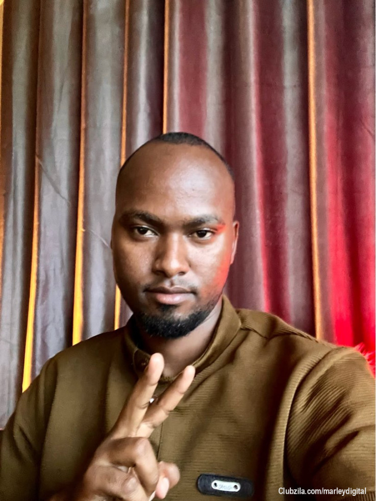 Nimekua nikifanya biashara za online kwa zaidi ya 7 years now ,

But , kuna kosa moja nimekua nikilifanya all this time , na limenicost parefu sana / mamilioni ya pesa ,

Na nimekua nikijitahii sana kuukataa ukweli , ila imefikia hatua , nimeamua ku deal na uhalisia

The truth is  , nimekua nikikwepa kwa muda mrefu sana kukaa mbele ya camera kama hivi ,na kurrecord videos , kwa sikingizio cha kwamba , ahhh , kukaa mbele ya camera sio vitu vyangu , au just sometimes doubting my self ,and so forth …

Na hii imenipa hasara kubwa sana, imenihold back from biuylding my businesses, building connections , from sharing my knowledge with you guys and most importantly , building my personal brand.

But leo , that is coming to an end ,

Nimeamua ku deal na hii  fear and show up ,
Haimaanishi kwamba uoga umeisha, hapana , ila 

 I’m showing up because my mission is bigger than my fear.

So for the next 30 days i am challenging myself to share with you guys atleast a 1 minute video , expressing myself , sharing my stories , experiences and talk about what we do a clubzila.

This is day one of the 30 days challenge
And thats one minute …

This is Hassan marley