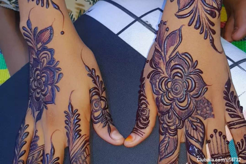 Wapendwa wanaopenda kujifunza na pia kuchora henna na piko kuna vitu muhimu kabla ya kujua au kuchora au kumchora piko/henna customer wako.

MUHIMU KUZINGATIA:
1. Mchorwa anawe kwa maji safi.
2. Mchorwa akaushe sehemu anayotaka kuchorwa.
3. Mchorwa asipake mafuta wala lotion mana akipaka henna au piko haitakaa wala kukoza vizuri.
  KWA MCHORAJI SASA; 
1. Kutengeneza piko kwa kufuata njia nzuri.
2. Koni ya piko au henna iwe nzuri inayoweza kutoa maua mazuri zaidi.
3. Tumia mto au meza kwa ajiri ya kumuegemeshea mchorwa.
4. Tulia na usiwe na mambo mengi kichwani kwani henna na piko haiijati mawazo🥰☺️.
     Nadhani mnenielewa wapendwa wangu